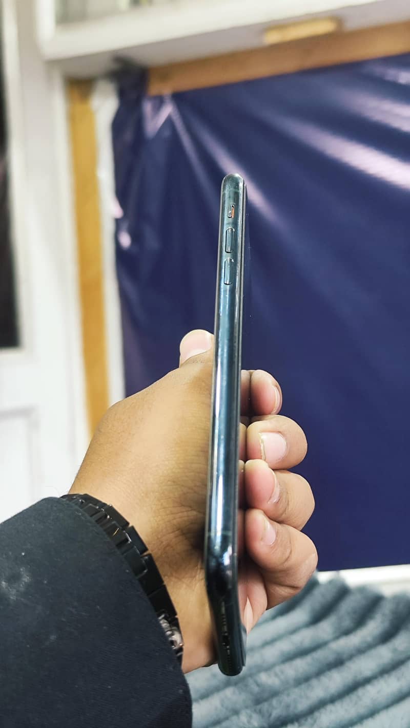 iPhone 11 Pro Max 4