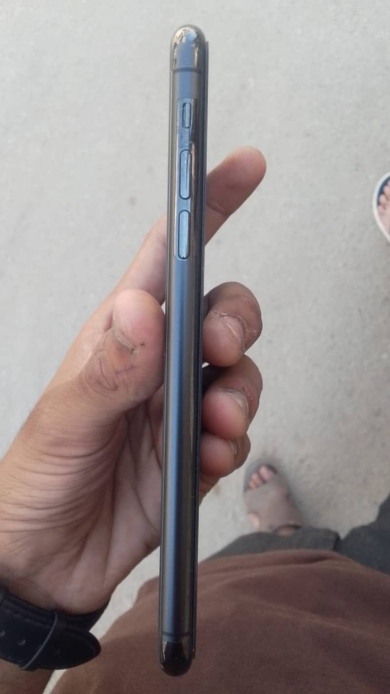 Apple iPhone 11 Pro Max 4