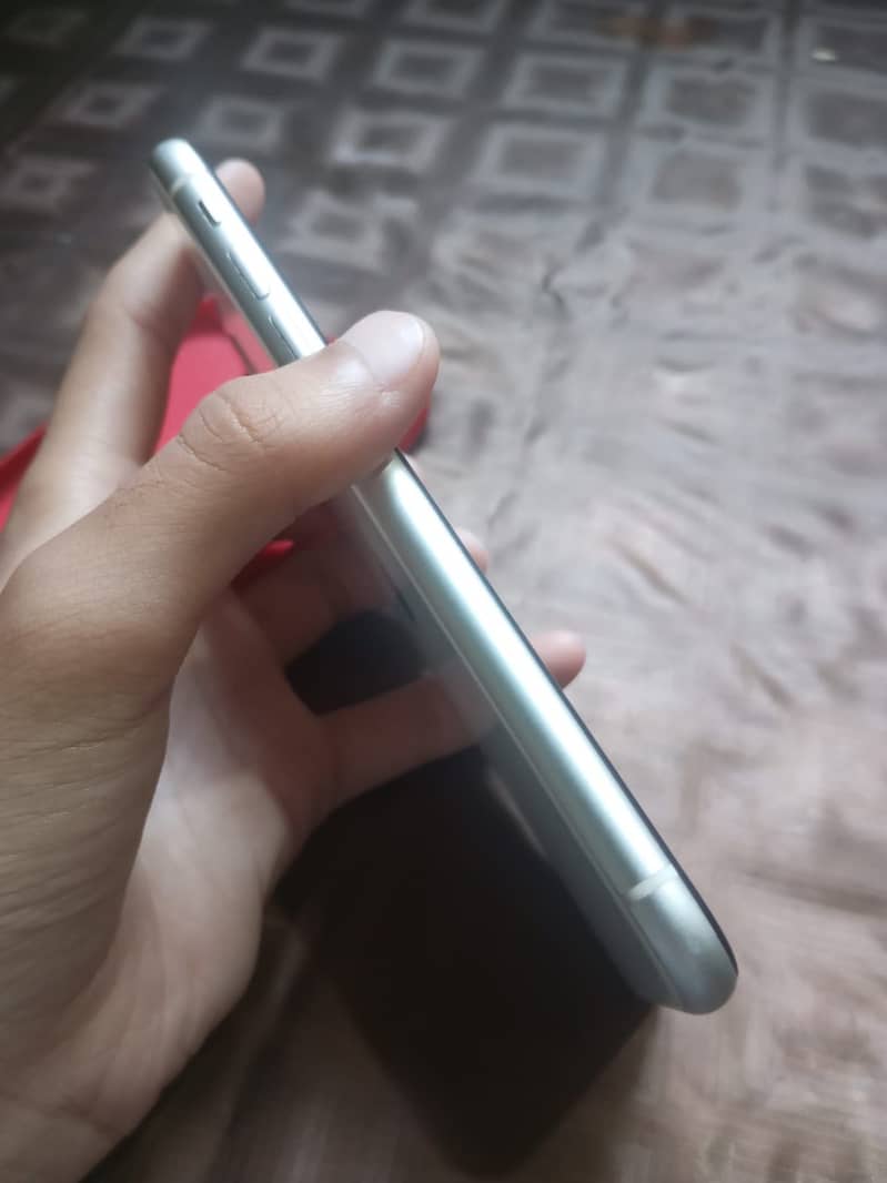 Apple iPhone 11 3