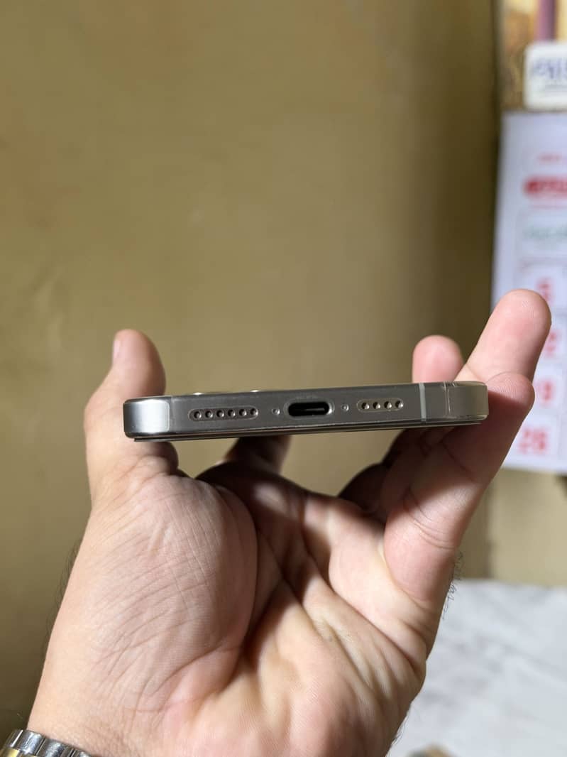 Apple iPhone 15 Pro Max 4