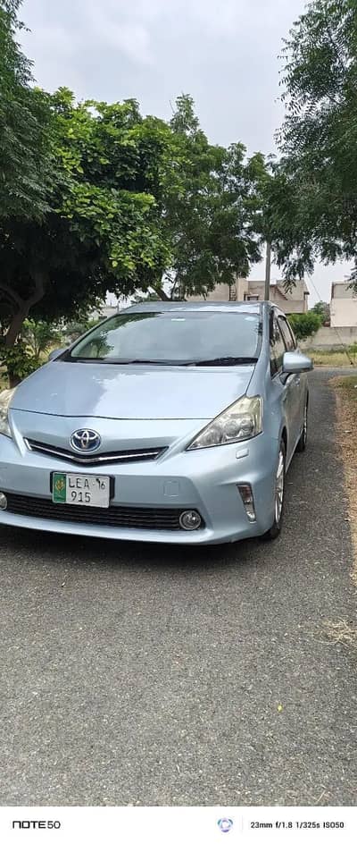 Toyota Prius Alpha 2011