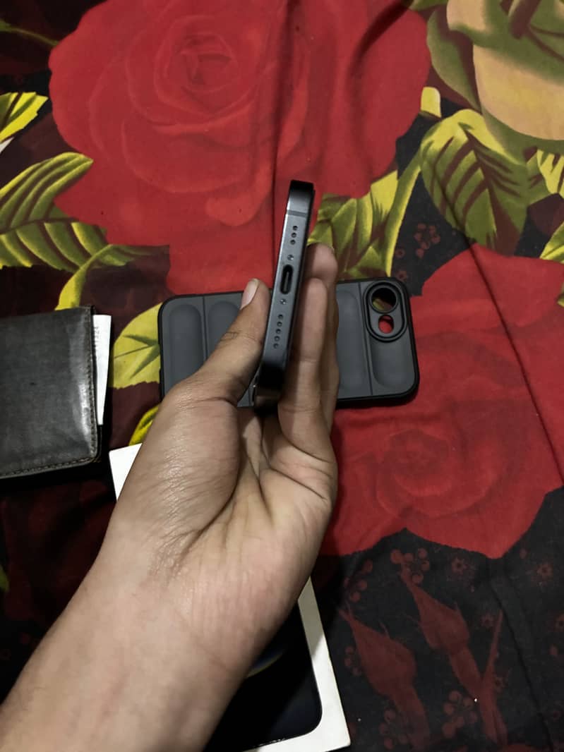Apple iPhone 16e 2