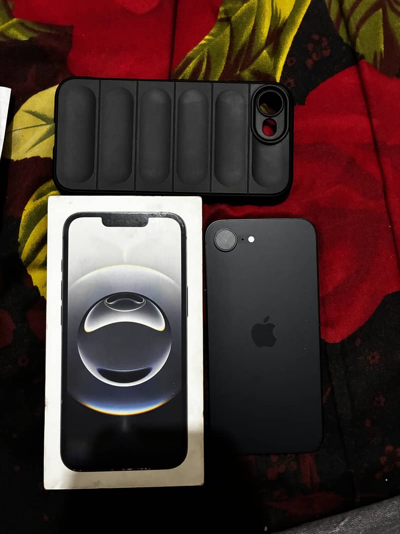 Apple iPhone 16e 3