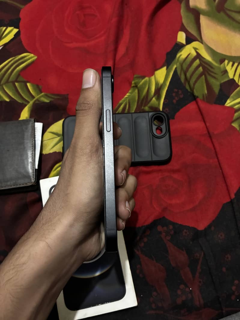 Apple iPhone 16e 4