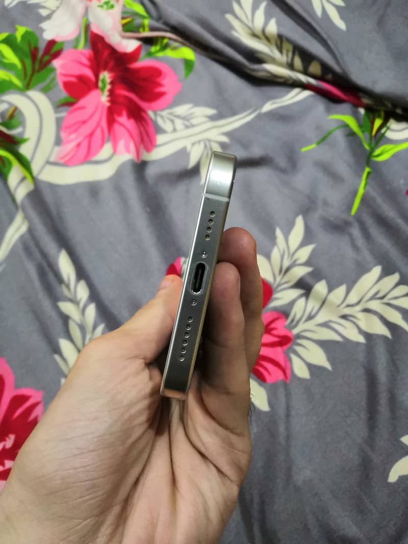 Apple iPhone 16 Pro Max 4