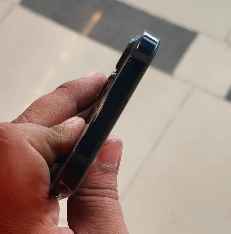 Apple iPhone 13 8