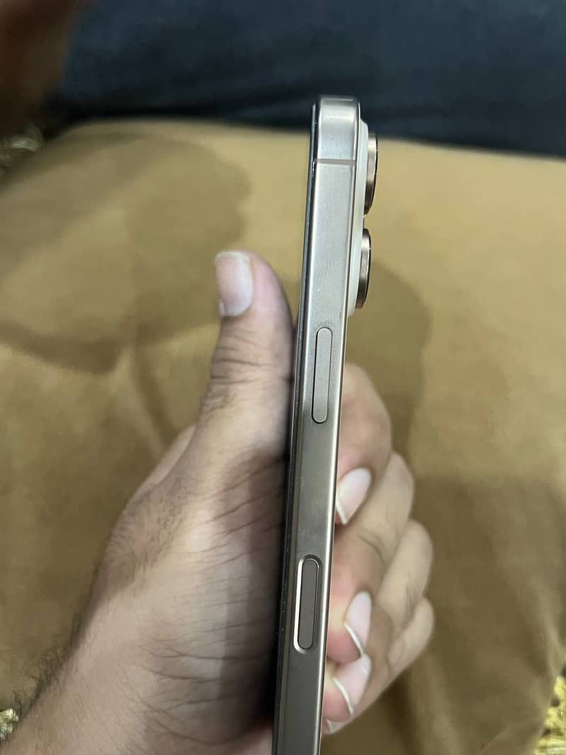 Apple iPhone 16 Pro 2