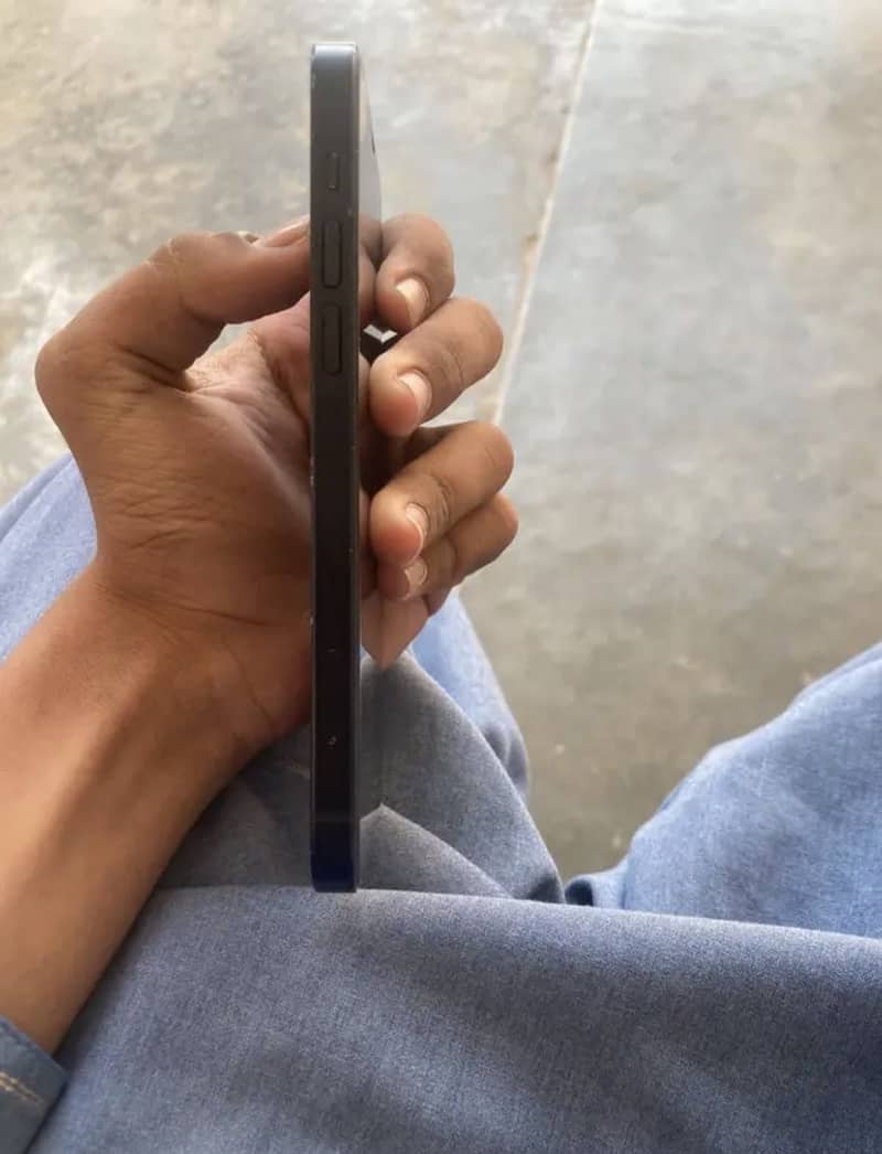 Apple iPhone 12 4