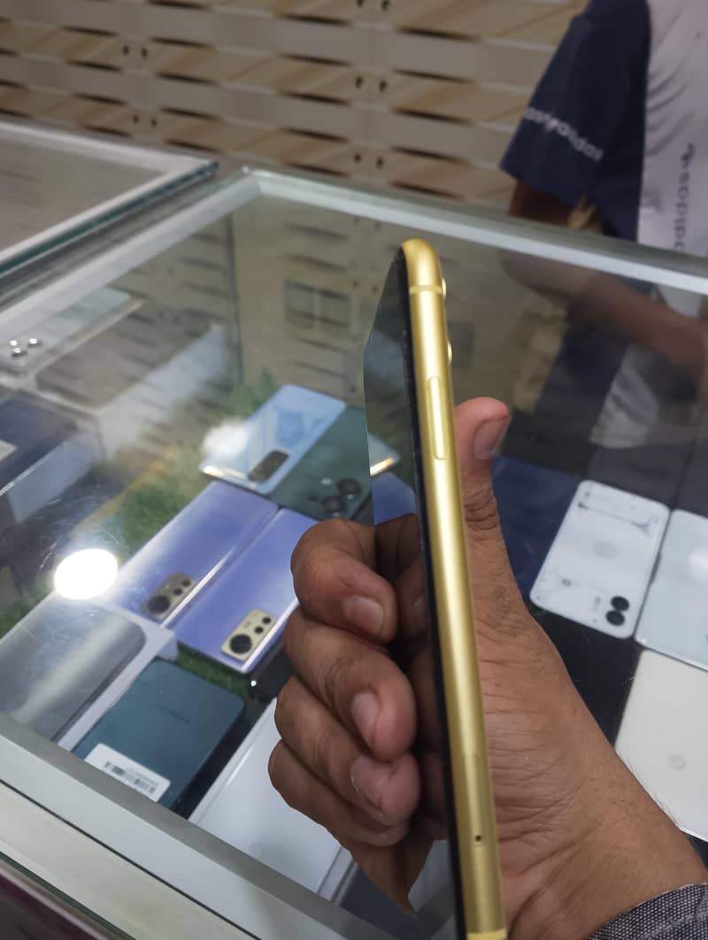 Apple iPhone 11 4