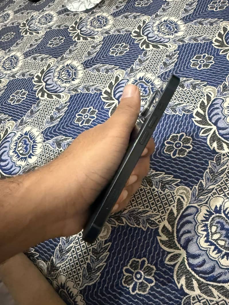 Apple iPhone 13 4