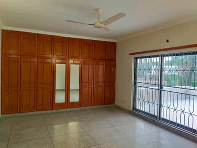 Prime Location 2 Kanal Upper Portion In Central DHA Phase 3 For rent