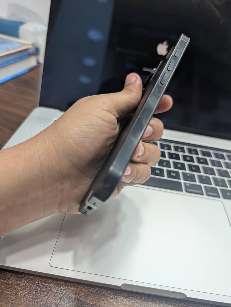 Apple iPhone 16 Pro 1