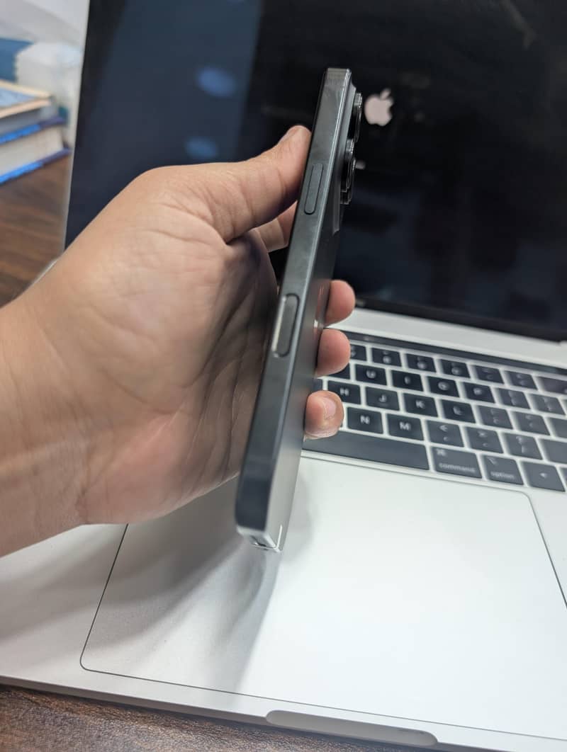 Apple iPhone 16 Pro 2