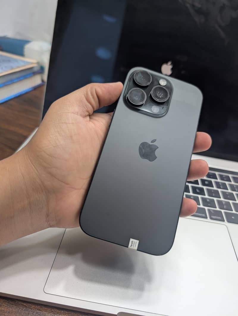 Apple iPhone 16 Pro 3
