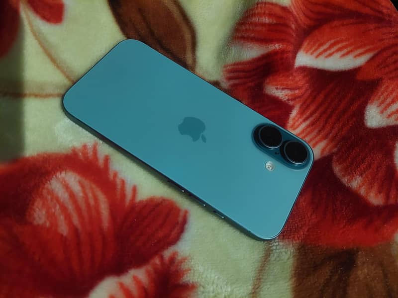 Apple iPhone 16 3