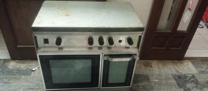 Cooking Range with Oven in Good Condition