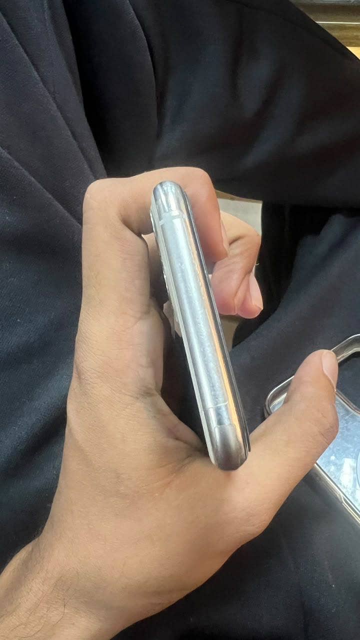 Apple iPhone 11 Pro 4