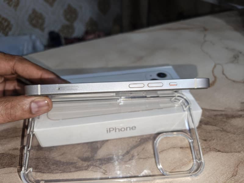 Apple iPhone 13 8