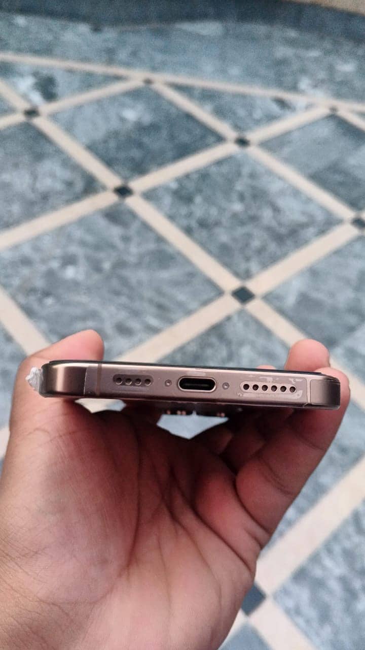 Apple iPhone 16 Pro Max 3