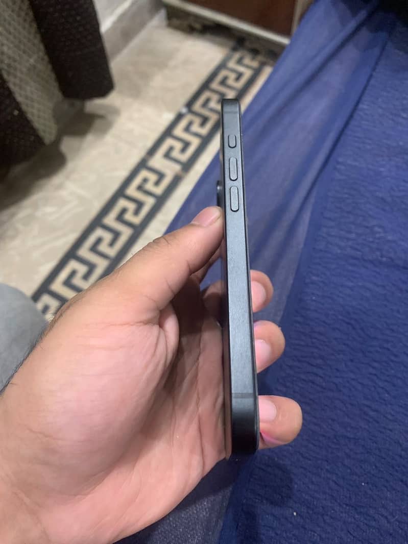 Apple iPhone 16e 2