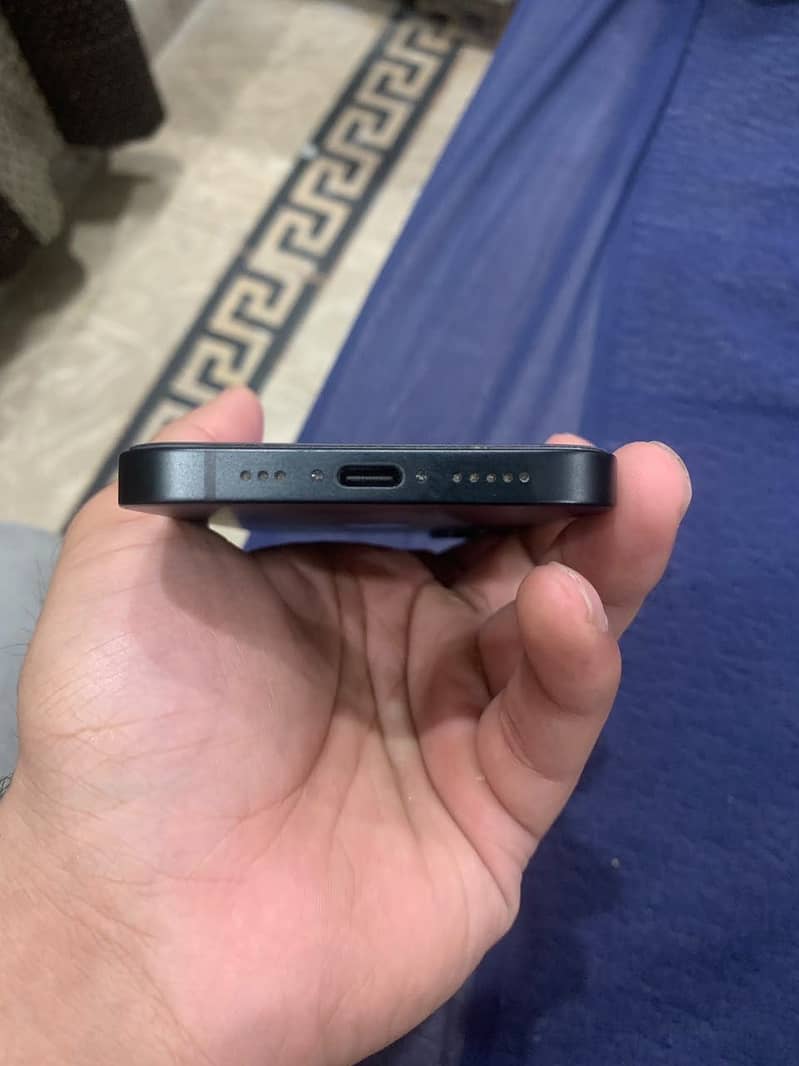 Apple iPhone 16e 3