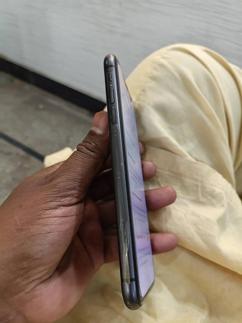Apple iPhone 11 3