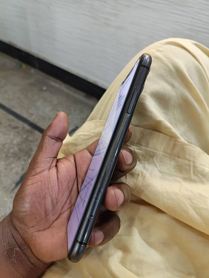 Apple iPhone 11 4