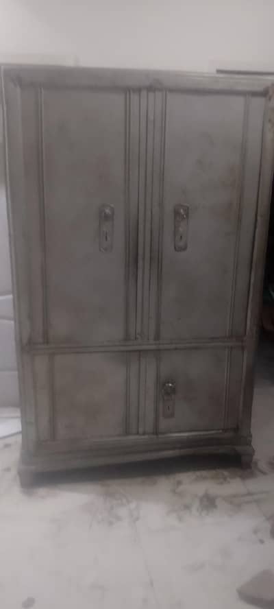 Iron  wordrobe genenien