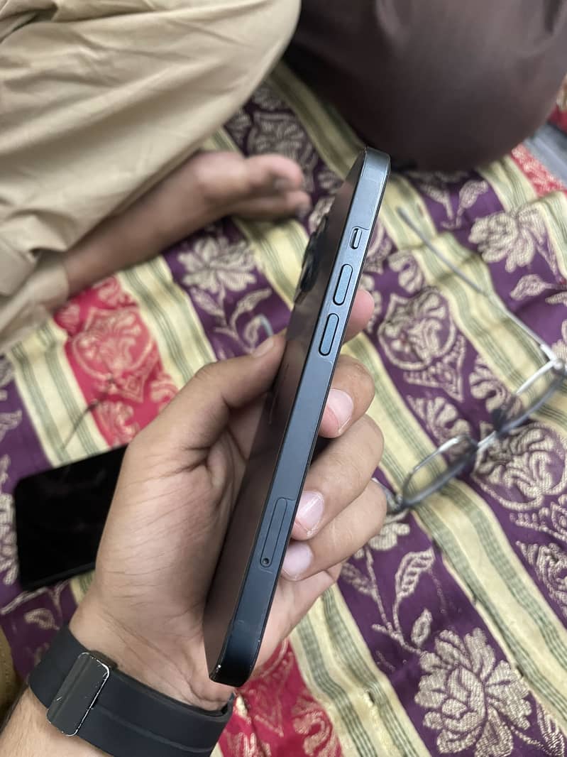 Apple iPhone 13 2