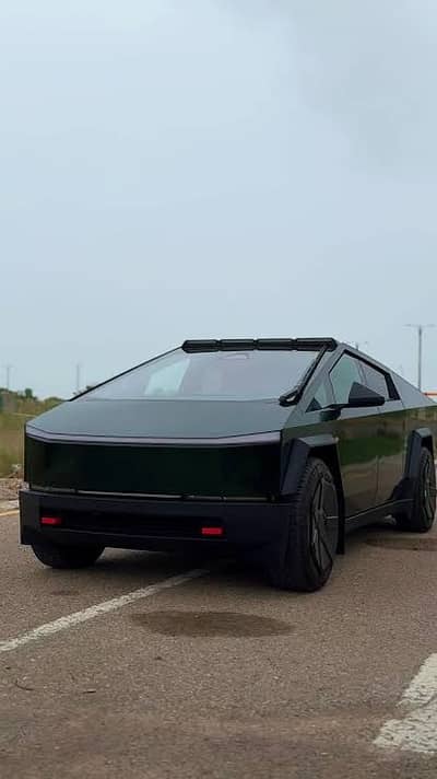Tesla Cybertruck 2025 – Futuristic Electric Pickup