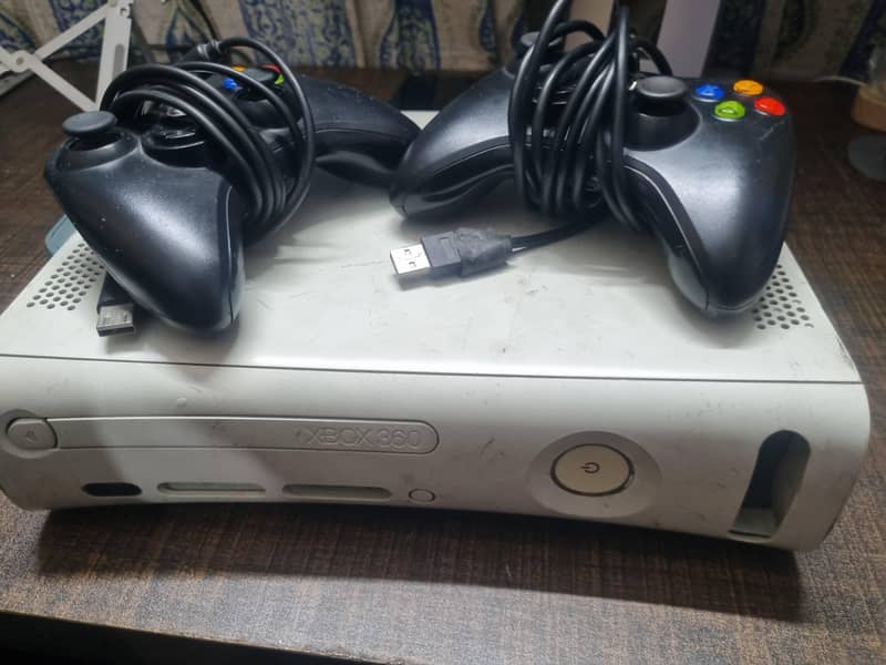 Xbox 360 2 controllers 1