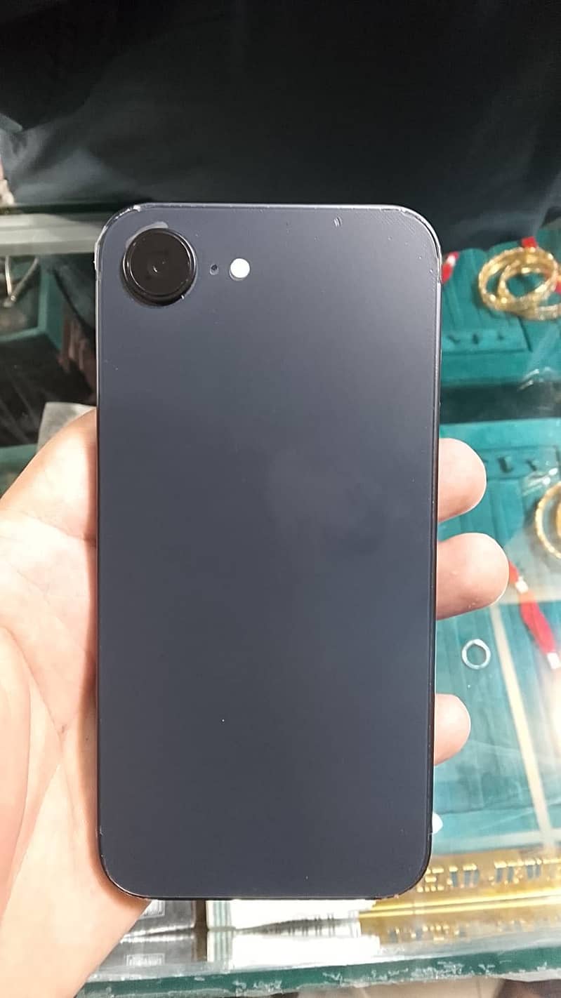 Apple iPhone 16e 1