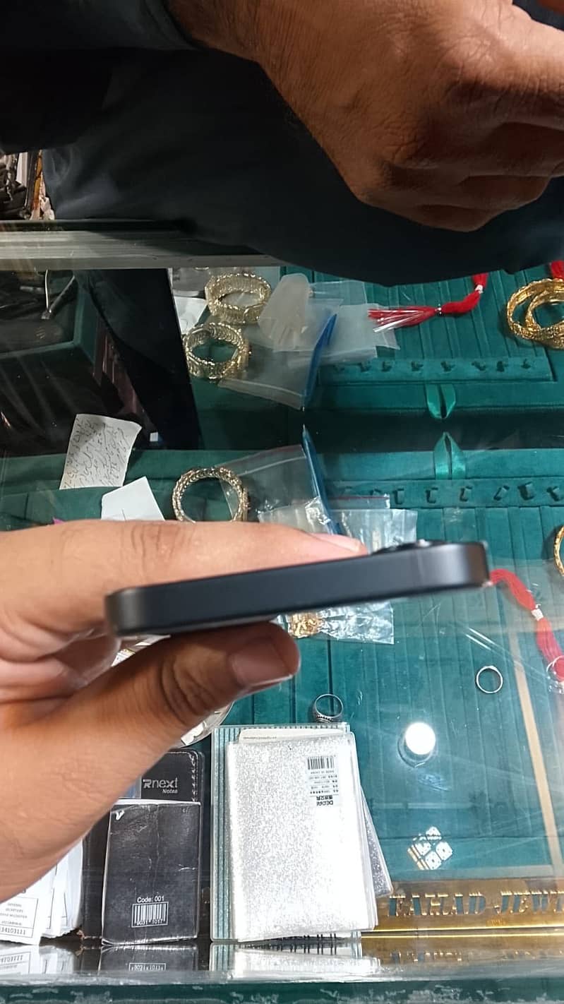 Apple iPhone 16e 2