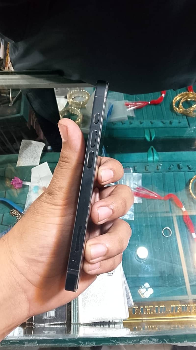 Apple iPhone 16e 3