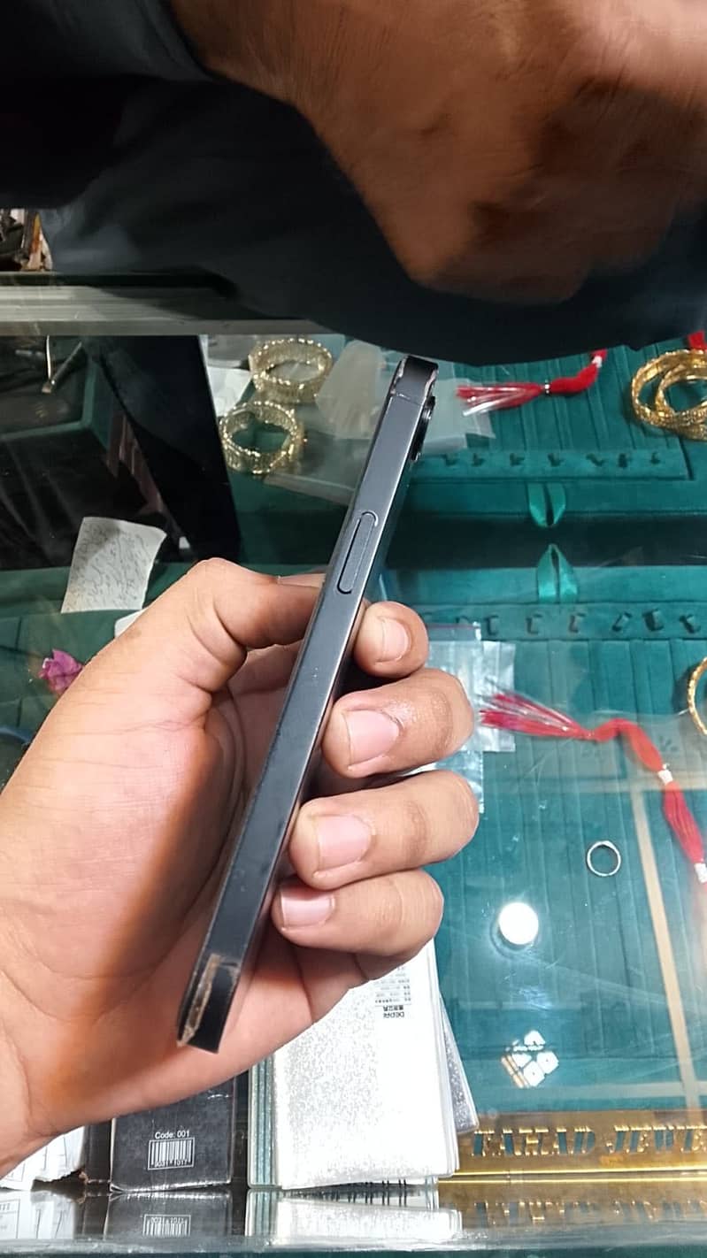 Apple iPhone 16e 4