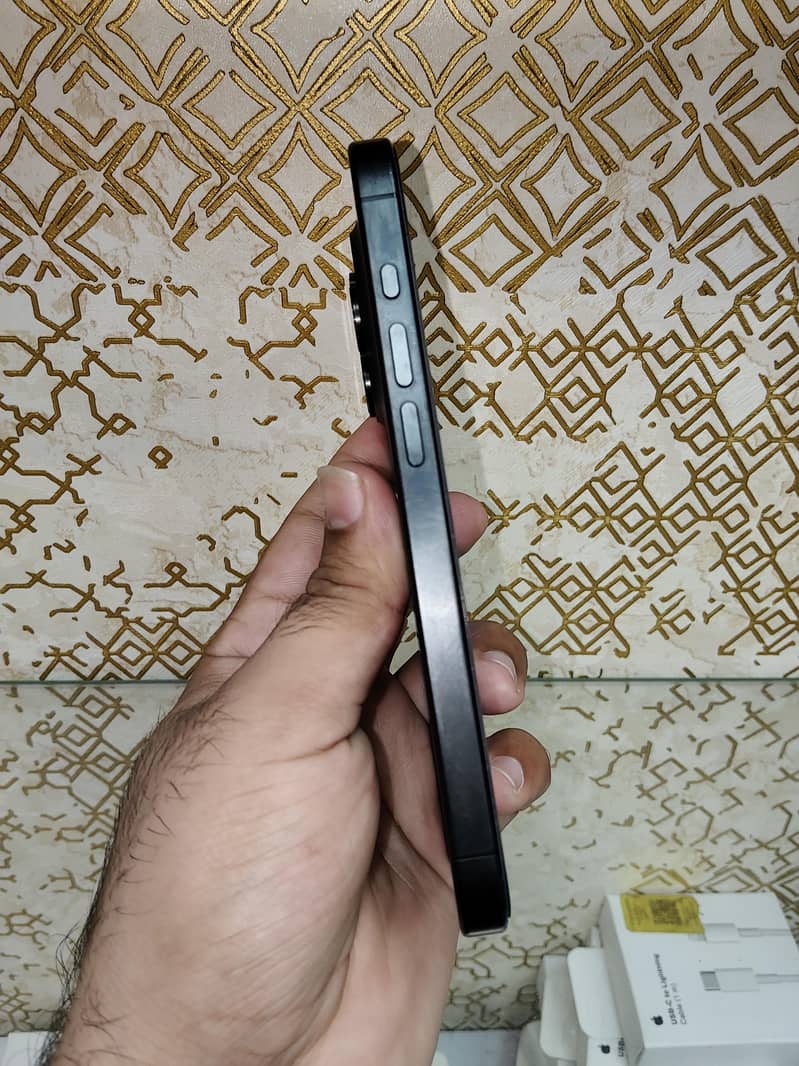 Apple iPhone 15 Pro 4