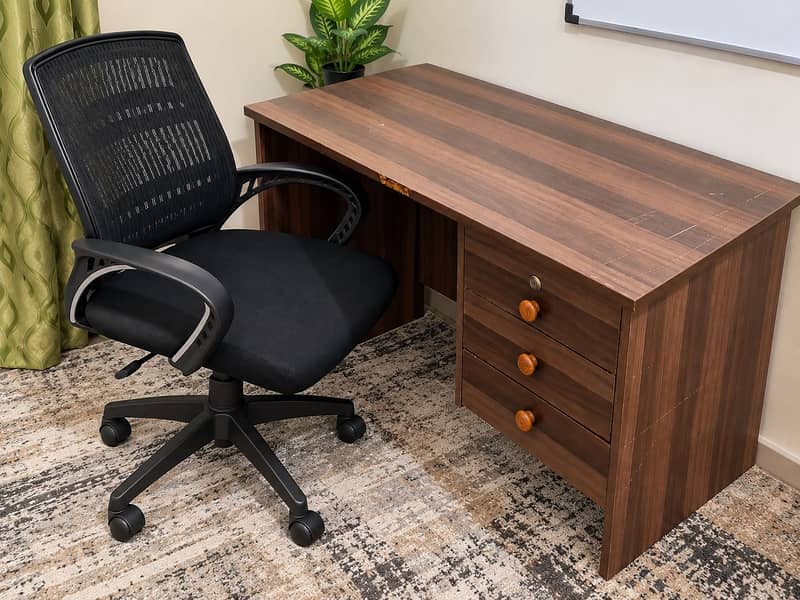 Study table and chair. 0