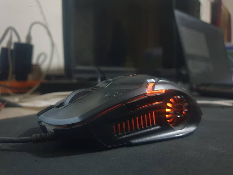 Core i3, 8GB RAM, AMD GPU 5