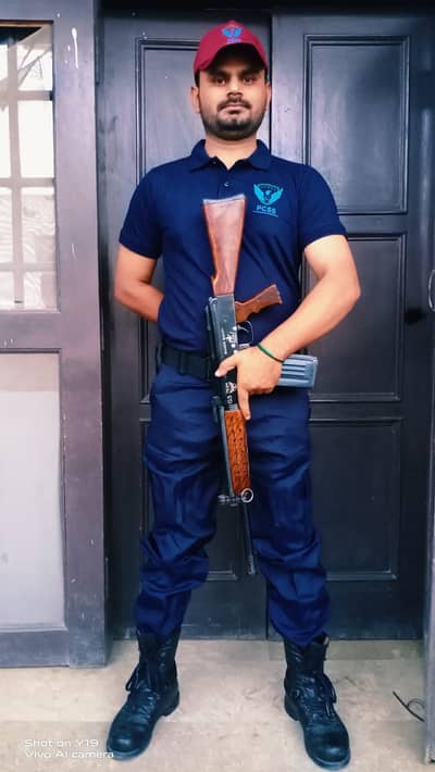 Guards for shops, plazas, and commercial buildings / Security staff