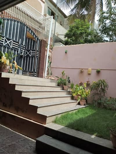 House west open extra land Excellent condition 160 feet main road facing Kda lease North karachi sector 8