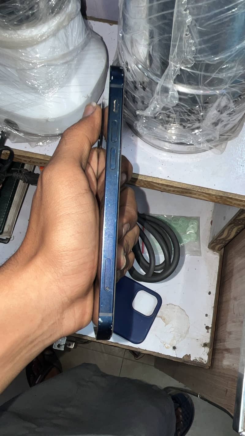 Apple iPhone 12 4