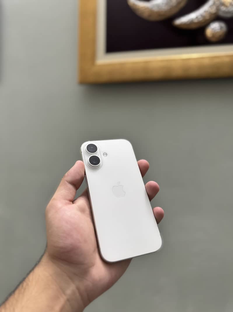 Apple iPhone 16 2