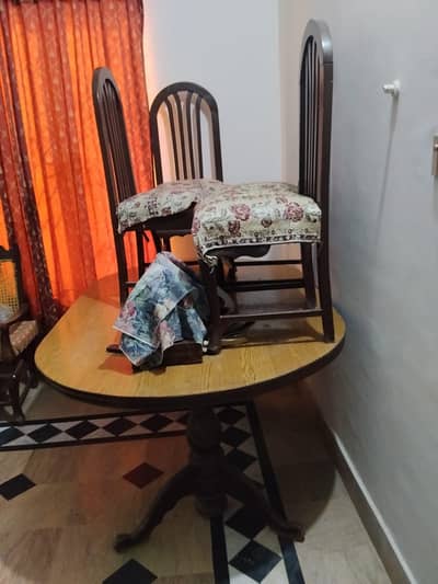 Dining table Condition very good . . . . . . . 10/9