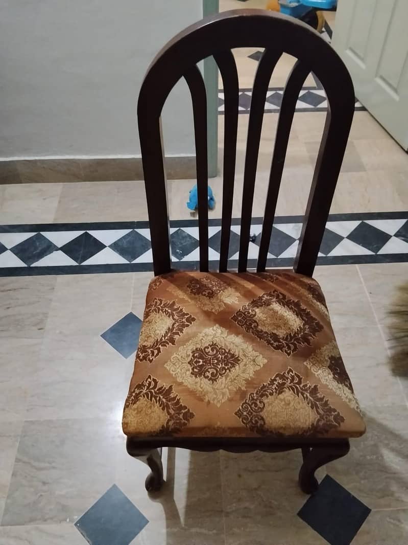 Dining table Condition very good . . . . . . . 10/9 1