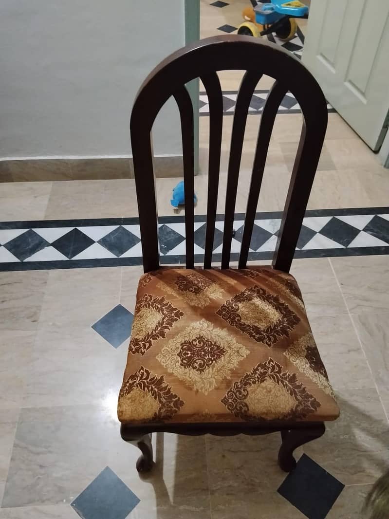 Dining table Condition very good . . . . . . . 10/9 2
