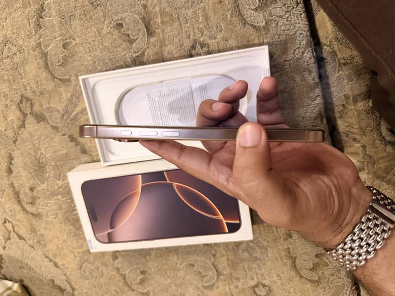 Apple iPhone 16 Pro Max 0