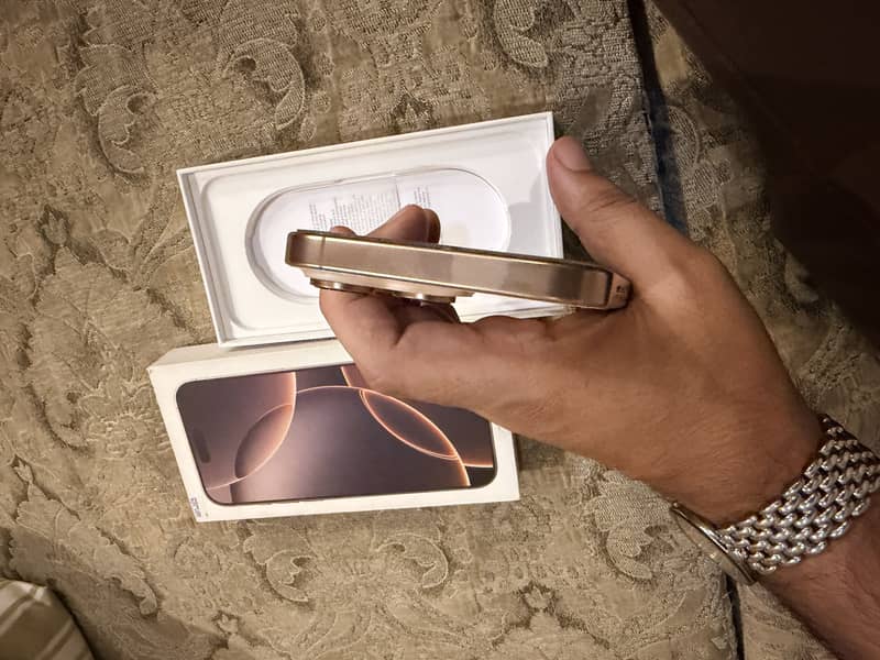 Apple iPhone 16 Pro Max 2