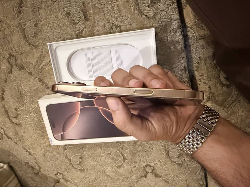 Apple iPhone 16 Pro Max 4