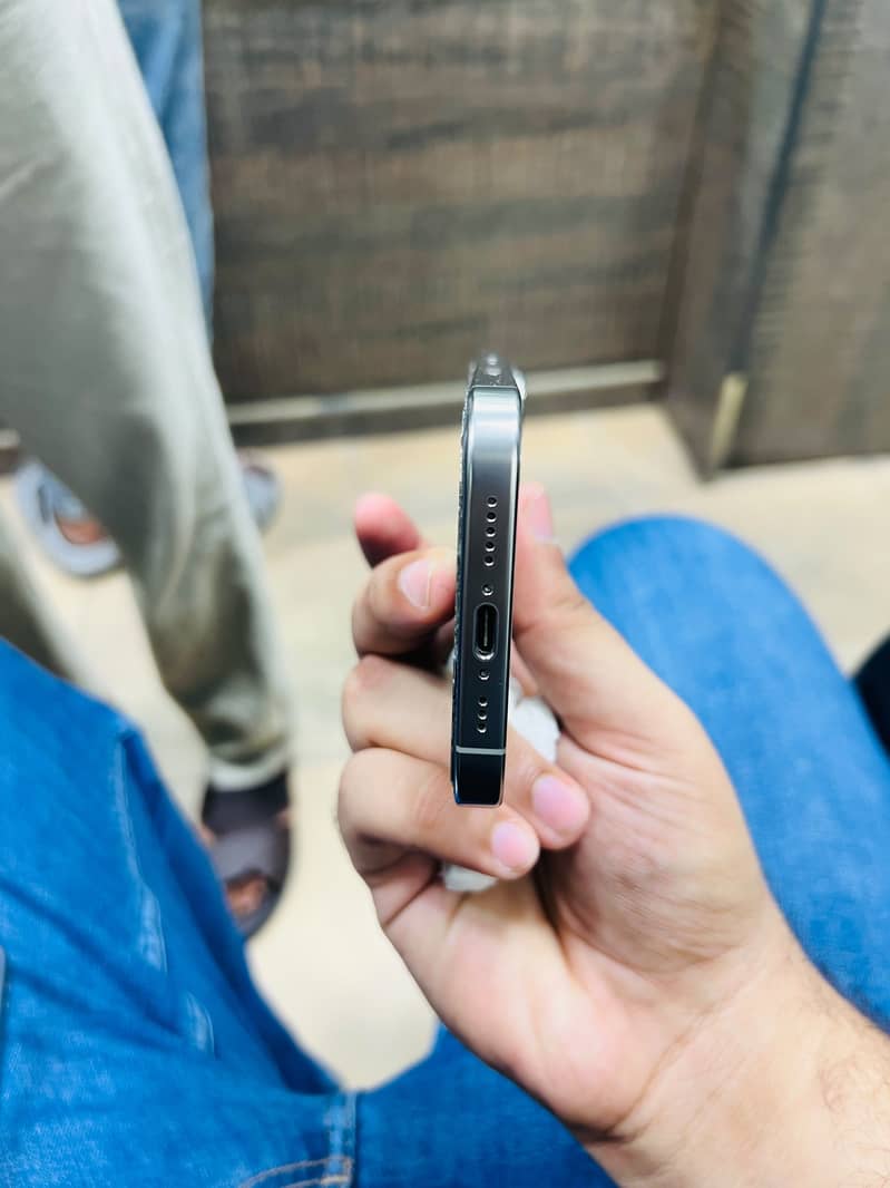Apple iPhone 16 Pro 1