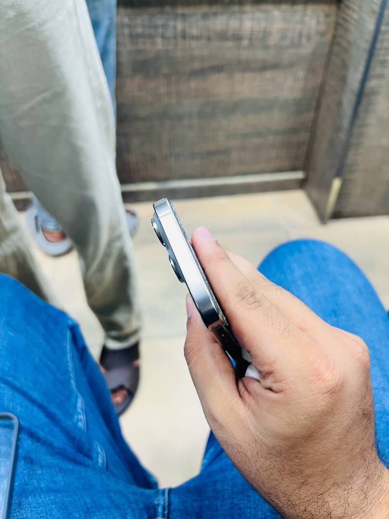 Apple iPhone 16 Pro 2